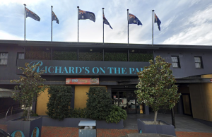 Ex-licenciado de hotel em NSW multado em US$ 44.000 por horas de jogo ilegais Richard está no Park Hotel. Ex-licenciado de hotel em NSW multado em US$ 44.000 por horas de jogo ilegais