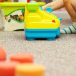 Criança brincando em uma creche - imagens de bancos de imagens