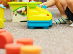 Ex-policial trabalhando como cuidadora de crianças recebeu mais acusações Criança brincando em uma creche - imagens de bancos de imagens