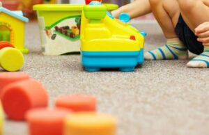 Ex-policial trabalhando como cuidadora de crianças recebeu mais acusações Criança brincando em uma creche - imagens de bancos de imagens