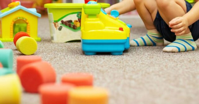 Criança brincando em uma creche - imagens de bancos de imagens