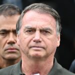Senador Flavio Bolsonaro, filho do ex-presidente Jair Bolsonaro, participa de sessão da comissão que discute o projeto de lei que reduz penas de condenados por tentativa de golpe de estado em Brasília, em 17 de dezembro de 2025.