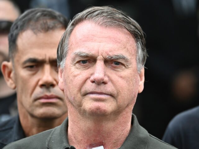 Senador Flavio Bolsonaro, filho do ex-presidente Jair Bolsonaro, participa de sessão da comissão que discute o projeto de lei que reduz penas de condenados por tentativa de golpe de estado em Brasília, em 17 de dezembro de 2025.