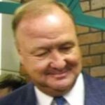 om Hicks, que anteriormente era proprietário do Texas Rangers e do Dallas Stars, morreu aos 79 anos em 6 de dezembro de 2025.