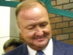 Ex-proprietário do Rangers and Stars, Tom Hicks, morto aos 79 anos om Hicks, que anteriormente era proprietário do Texas Rangers e do Dallas Stars, morreu aos 79 anos em 6 de dezembro de 2025.