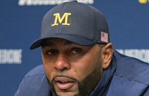Ex-técnico do Michigan, Sherrone Moore, detido pela polícia após atirar sherrone moore principal getty