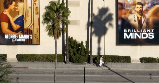 Executivos da Netflix buscam acalmar temores sobre acordo multibilionário com a Warner Bros.
