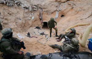 Exército israelense leva jornalistas para um túnel em uma cidade de Gaza que tomou e em grande parte arrasada Yahoo news home