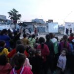 Exibições improvisadas de filmes na Cidade de Gaza tiram as crianças da ruína