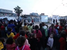 Exibições improvisadas de filmes na Cidade de Gaza tiram as crianças da ruína Exibições improvisadas de filmes na Cidade de Gaza tiram as crianças da ruína