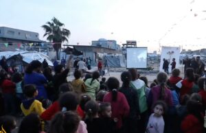 Exibições improvisadas de filmes na Cidade de Gaza tiram as crianças da ruína Exibições improvisadas de filmes na Cidade de Gaza tiram as crianças da ruína
