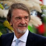 Sir Jim Ratcliffe participa da inauguração oficial do complexo de treinamento reformado no complexo de treinamento Carrington em 2025 em Manchester, Inglaterra.