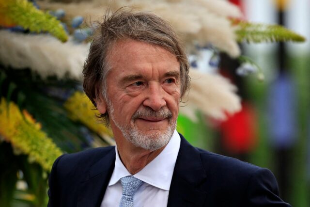 Sir Jim Ratcliffe participa da inauguração oficial do complexo de treinamento reformado no complexo de treinamento Carrington em 2025 em Manchester, Inglaterra.