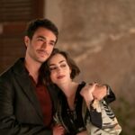Emily em Paris. (Da esquerda para a direita) Eugenio Franceschini como Marcello, Lily Collins como Emily em Emily em Paris. Cr. Giulia Parmigiani/Netflix © 2025