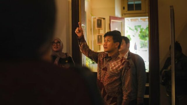 Exposição em Jacarta mostra outro lado da revolução: as histórias Exposição em Jacarta mostra outro lado da revolução: as histórias humanas por trás da luta