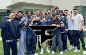 FaZe Clan enfrenta futuro incerto com a saída dos criadores após negociações fracassadas FaZe Clan enfrenta um futuro incerto com a saída dos criadores após negociações fracassadas. Um grupo de jovens posando juntos ao ar livre em frente a um prédio moderno, vestindo roupas casuais, com um grande logotipo do FaZe Clan sobreposto no centro da imagem.