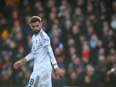 Fabrizio Romano diz que Bruno Fernandes está em situação semelhante à de Harry Kane em meio a especulações de transferência Bruno Fernandes batendo palmas contra o Crystal Palace