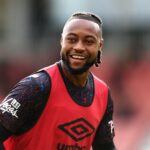 Antoine Semenyo segurando a bola em Old Trafford