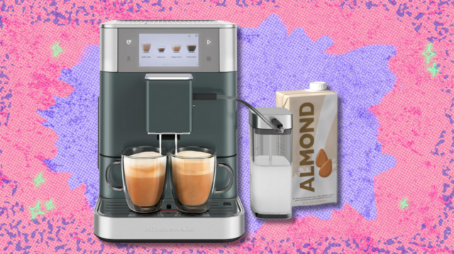 Faça bebidas profissionais em casa com US$ 350 de desconto na máquina de café expresso KitchenAid
