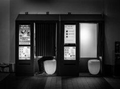 Falha em site de fabricante de cabine fotográfica expõe fotos de clientes A black and white picture of two photo booths.