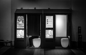 Falha em site de fabricante de cabine fotográfica expõe fotos de clientes A black and white picture of two photo booths.