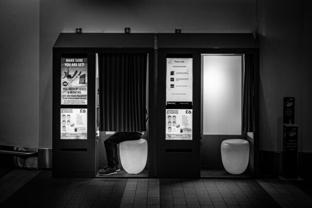 Falha em site de fabricante de cabine fotográfica expõe fotos A black and white picture of two photo booths.