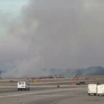Fumaça subindo de um incidente na pista do Aeroporto Internacional de Dulles.