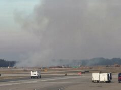 Falha no motor força voo da United Airlines com destino a Tóquio a retornar ao aeroporto da área de DC Fumaça subindo de um incidente na pista do Aeroporto Internacional de Dulles.