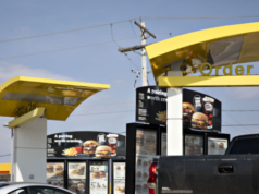 Família lamenta avô ‘devotado’ morto em ‘acidente estranho’ no Drive-Thru do McDonald’s em Nebraska Família lamenta avô 'devotado' morto em 'acidente estranho' no Drive-Thru do McDonald's em Nebraska