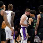 Fãs da NBA comentam o momento viral de olhar para baixo de Luka Doncic