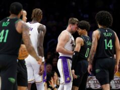 Fãs da NBA comentam o momento viral de olhar para baixo de Luka Doncic Fãs da NBA comentam o momento viral de olhar para baixo de Luka Doncic