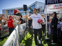 Fãs de Charlie Kirk posam para SELFIES na recriação do local onde ele foi assassinado Fãs de Charlie Kirk posaram para selfies no que parece ser uma recriação do local da Universidade Utah Valley, onde o ativista conservador foi assassinado.