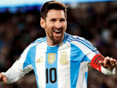 Fãs expressam entusiasmo ao ver Lionel Messi no Estádio Wankhede de Mumbai Fãs expressam entusiasmo ao ver Lionel Messi no Estádio Wankhede de Mumbai