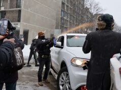 Federais espalham spray de pimenta em multidão enfurecida no bairro somali de Minneapolis após escândalo de golpistas de US$ 1 bilhão em Minnesota Federais espalham spray de pimenta em multidão enfurecida no bairro somali de Minneapolis após escândalo de golpistas de US$ 1 bilhão em Minnesota