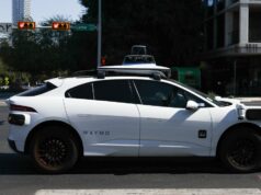 Federais investigam robotaxis Waymo por supostamente passar por ônibus escolares em Austin Federais investigam robotaxis Waymo por supostamente passar por ônibus escolares em Austin