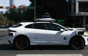 Federais investigam robotaxis Waymo por supostamente passar por ônibus escolares em Austin Federais investigam robotaxis Waymo por supostamente passar por ônibus escolares em Austin