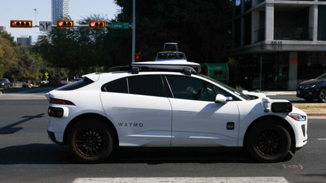 Federais investigam robotaxis Waymo por supostamente passar por ônibus escolares em Austin
