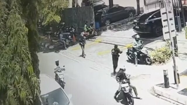 Ficando mais desesperado! Gangue de ladrões de motocicletas usando armas durante o dia e lotada em Kembangan

