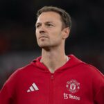 O zagueiro do Manchester United, Jonny Evans, chega a Old Trafford.