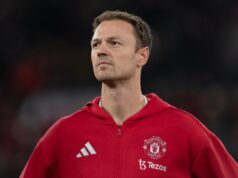 Figura popular deixa o cargo no Man Utd meses depois de ser nomeada pela Ineos O zagueiro do Manchester United, Jonny Evans, chega a Old Trafford.