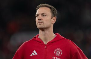 Figura popular deixa o cargo no Man Utd meses depois de ser nomeada pela Ineos O zagueiro do Manchester United, Jonny Evans, chega a Old Trafford.