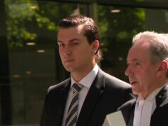 Filho da AFL é identificado como estuprador após suspensão da ordem Tom Silvagni fotografado saindo da quadra IMPORTANTE **USE SOMENTE SE A ORDEM DE SUPRESSÃO FOR RETIRADA**