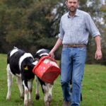 Jonathan Charlesworth, fotografado alimentando o gado na sua quinta, acusou o governo de “total falta de compreensão em relação à agricultura e ao campo em geral”.