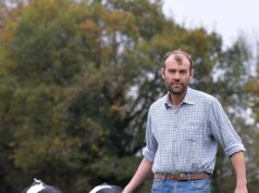 Filho do agricultor que tirou a própria vida por causa do imposto sobre herança elogia a vitória ‘bem lutada’ após reviravolta do governo Jonathan Charlesworth, fotografado alimentando o gado na sua quinta, acusou o governo de “total falta de compreensão em relação à agricultura e ao campo em geral”.