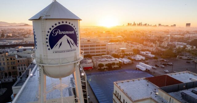 Filho do chefe de tecnologia anuncia oferta hostil de aquisição de gigante do cinema
