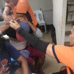 Nesta foto fornecida pela Guarda Costeira das Filipinas, o pessoal trata pescadores feridos dentro de seu navio no disputado Mar da China Meridional, no sábado.