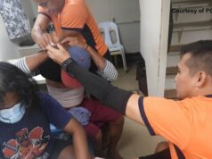 Filipinas dizem que três pescadores foram feridos por canhões de água chineses no Mar do Sul da China Nesta foto fornecida pela Guarda Costeira das Filipinas, o pessoal trata pescadores feridos dentro de seu navio no disputado Mar da China Meridional, no sábado.