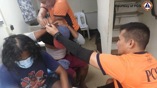 Filipinas dizem que três pescadores foram feridos por canhões de Nesta foto fornecida pela Guarda Costeira das Filipinas, o pessoal trata pescadores feridos dentro de seu navio no disputado Mar da China Meridional, no sábado.