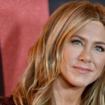 A atriz norte-americana Jennifer Aniston chega para o 81º Globo de Ouro anual no hotel The Beverly Hilton em Beverly Hills, Califórnia, em 7 de janeiro de 2024.