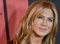 Finalmente! O batom rosa diário de Jennifer Aniston está de volta ao estoque A atriz norte-americana Jennifer Aniston chega para o 81º Globo de Ouro anual no hotel The Beverly Hilton em Beverly Hills, Califórnia, em 7 de janeiro de 2024.